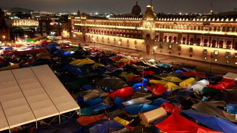 Integrantes de la CNTE mantenían un plantón en el Zócalo de la capital mexicana, en desacuerdo con la reforma educativa.
