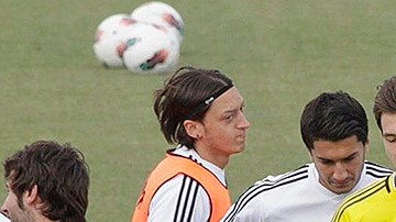 Di Mariaa (tercero de izquierda a derecha) e Iker Casillas (el primero de derecha a izquierda) en duda de seguir con el Real Madrid, según rumores de la prensa en Europa.