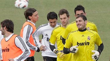 Di Mariaa (tercero de izquierda a derecha) e Iker Casillas (el primero de derecha a izquierda) en duda de seguir con el Real Madrid, según rumores de la prensa en Europa.