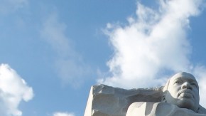 Dos asistentes a la marcha realizada en Washington.