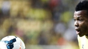 El delantero del Villarreal, Uche (der.), protege un balón ante Álvaro Rubio del Valladolid.