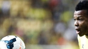 El delantero del Villarreal, Uche (der.), protege un balón ante Álvaro Rubio del Valladolid.