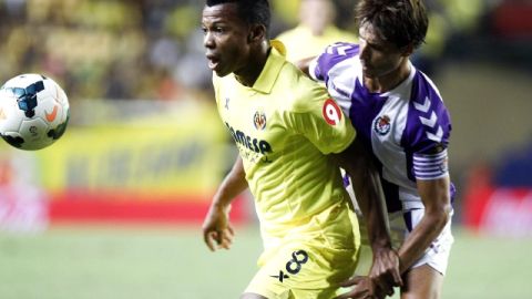 El delantero del Villarreal, Uche (der.), protege un balón ante Álvaro Rubio del Valladolid.