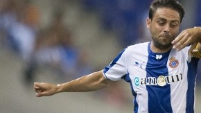 El delantero del Espanyol, Sergio García (izq.), pugna por el balón con un defensor  del Valencia.