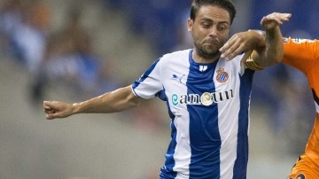 El delantero del Espanyol, Sergio García (izq.), pugna por el balón con un defensor  del Valencia.