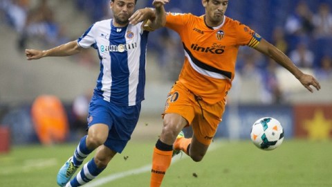 El delantero del Espanyol, Sergio García (izq.), pugna por el balón con un defensor del Valencia.