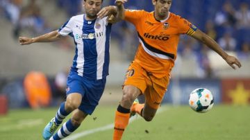 El delantero del Espanyol, Sergio García (izq.), pugna por el balón con un defensor  del Valencia.