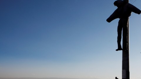 En El Alto se han colocado varios monigotes en los postes de alumbrado para ahuyentar a los ladrones.