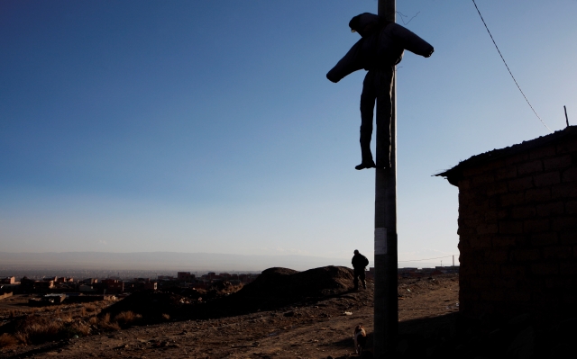 En El Alto se han colocado varios monigotes en los postes de alumbrado para ahuyentar a los ladrones.