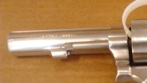 Una pistola .357 fue recuperada por las autoridades en el lugar del incidente.