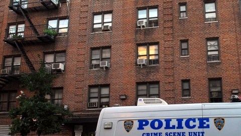 La policía custodiaba ayer el edificio donde ocurrió el alarmante incidente.