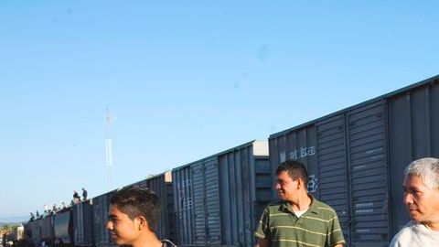 "La Bestia" es el nombre que los inmigrantes han puesto a los trenes de carga que parten del sur de México hacia el norte y en los cuales se suben para tratar de llegar a la frontera con EEUU.