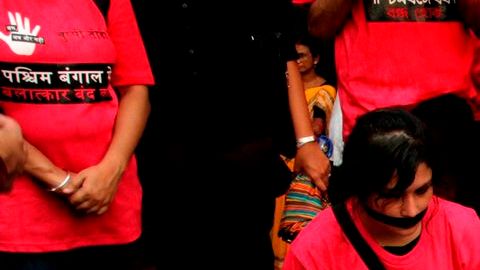 Activistas realizaron una manifestación en Bombay, que forma parte de una campaña para protestar contra la violación de la periodista de 22 años.