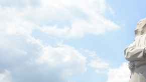 La multitud se reúne en la Piedra de Esperanza, del monumento de recordación a Martin Luther King Jr. en Washington.