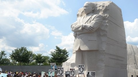 La multitud se reúne en la Piedra de Esperanza, del monumento de recordación a Martin Luther King Jr. en Washington.