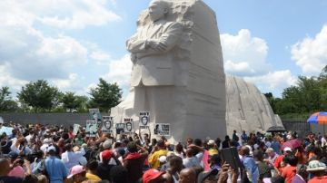 La multitud se reúne en la Piedra de Esperanza, del monumento de recordación a Martin Luther King Jr. en Washington.