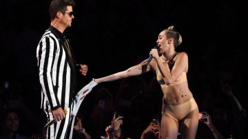 Robin Thicke y Miley Cyrus presentaron un acto como los que se acostumbraban a presentar en los premios MTV. Pero como la ceremonia estuvo tan sosa, a los pobres les ha caído el peso de la crítica.