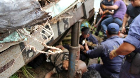 Personal de Protección Civil rescata víctimas del descarrilamiento del tren de carga conocido como 'La Bestia'.