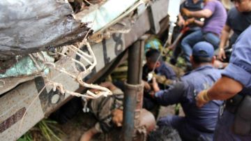 Personal de Protección Civil rescata víctimas  del descarrilamiento del tren de carga conocido como 'La Bestia'.