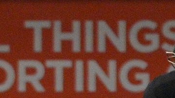 Greinke (al bat) llegó a 13 triunfos en el año tras dominar a los Cachorros y también produjo a la ofensiva, donde promedia .340.