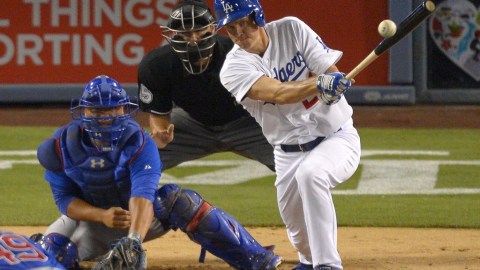 Greinke (al bat) llegó a 13 triunfos en el año tras dominar a los Cachorros y también produjo a la ofensiva, donde promedia .340.