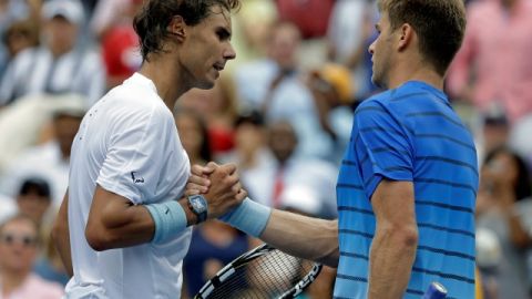 Rafael Nadal (izquierda) se despide del estadounidense Ryan Harrison después de vencerlo facilmente en tres sets.