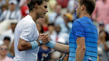 Rafael Nadal (izquierda) se despide del estadounidense Ryan Harrison después de vencerlo facilmente en tres sets.