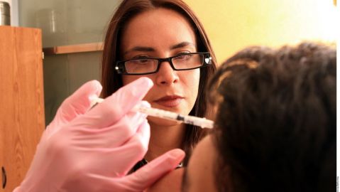 Bertha Torres es gresada de la Facultad de Medicina de la UNAM; hizo la especialidad en cirugía plástica, estética y reconstructiva en el Hospital General de México.