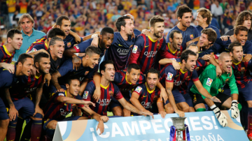 Los jugadores del Barcelona posan con la Súpercopa, título que conquistaron tras imponerse por un gol de visitante al Atlético de Madrid