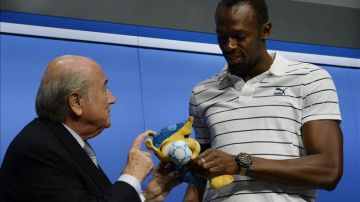 El atleta jamaicano y el presidente de la FIFA, Joseph Blatter convivieron en la sede del organismo.