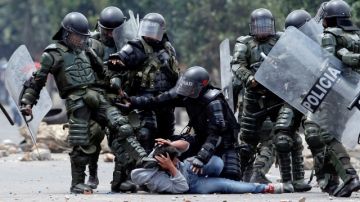 Policías antidisturbios arrestan a un manifestante durante una protesta realizada en las afueras de la población de Ubaté, al norte de Bogotá.