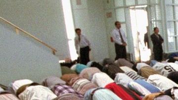 Musulmanes atienden un rezo en el Centro Cultural Islámico de Nueva York en Manhattan. La Policía catalogó mezquitas enteras como grupos terroristas.