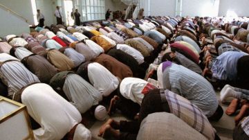 Musulmanes atienden un rezo en el Centro Cultural Islámico de Nueva York en Manhattan. La Policía catalogó mezquitas enteras como grupos terroristas.