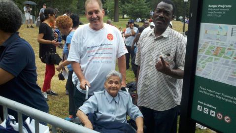 Juanita Rivera, de 87 años, y su hijo Francisco Solá, de 56, velan por los derechos de futuras generaciones.