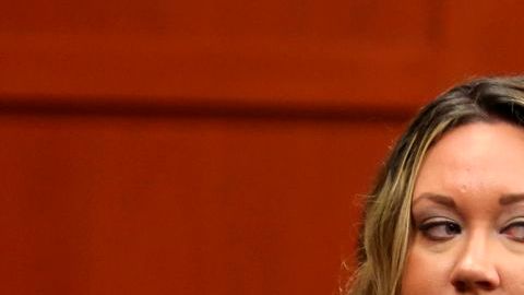 Shellie Zimmerman, junto a su esposo George, durante una de las audiencias en la corte de Sanford, en Florida, el pasado junio.