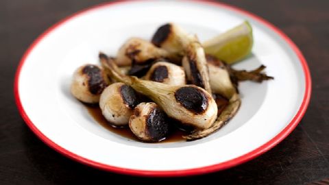 Cebollitas para acompañar los tacos.