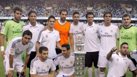 Los jugadores del Real Madrid posan con el trofeo de la LXVIII edición del Teresa Herrera