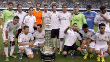 Los jugadores del Real Madrid posan con el trofeo de la LXVIII edición del Teresa Herrera