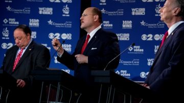 Los precandidatos republicanos a la Alcaldía de Nueva York,  Joe Lhota (centro)  John Catsimatidis (izq.) y George McDonald (der.) durante el debate de anoche.