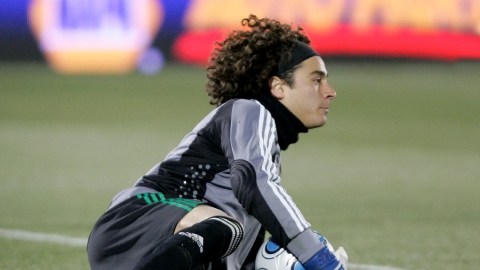 Guillermo Ochoa en sus mejores días con el seleccionado nacional de México.