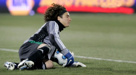 Guillermo Ochoa en sus mejores días con el seleccionado nacional de México.