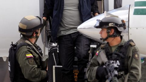 Miembros de la Policía custodiando a Diego Pérez Henao (c), alias "Diego Rastrojo", considerado el jefe de la banda de origen paramilitar 'Los Rastrojos'.