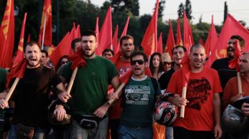 Manifestantes en Grecia protestan contra una posible intervención militar en Siria.