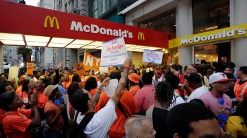 Manifestantes se concentraron este jueves en las afueras de un restaurante McDonald's de la Quinta Avenida en Manhattan.