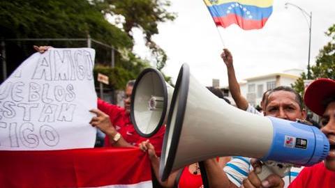 Los presentes lanzaban estribillos como "Siria y Venezuela, una sola bandera".