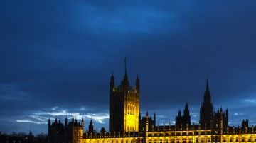 La moción no vinculante de Cameron fue derrotada por 13 votos, 285 en contra y 272 a favor en el Parlamento británico.