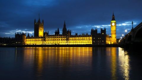 La moción no vinculante de Cameron fue derrotada por 13 votos, 285 en contra y 272 a favor en el Parlamento británico.