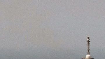 El buque militar USS Gettysburg (izq) y al portaaviones USS Harry S. Truman mientras cruzan el Estrecho de Gibraltar el pasado 3 de agosto.