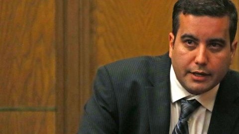 El abogado Mauricio Padilla explicaba los procesos a Derek Medina durante la audiencia judicial de este jueves.