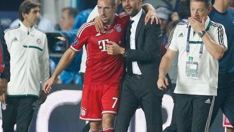 El técnico el Bayern Munich, Joseph Guardiola, se abraza con el delantero francés Franck Ribery